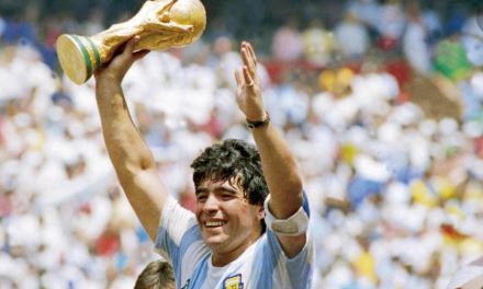 Scopri di più sull'articolo La leggenda del calcio argentino Diego Maradona muore a 60 anni