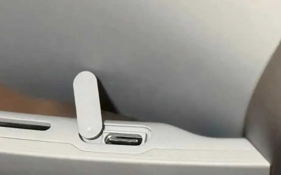 La porta USB-C nascosta del Samsung Galaxy XR collega accessori e hub